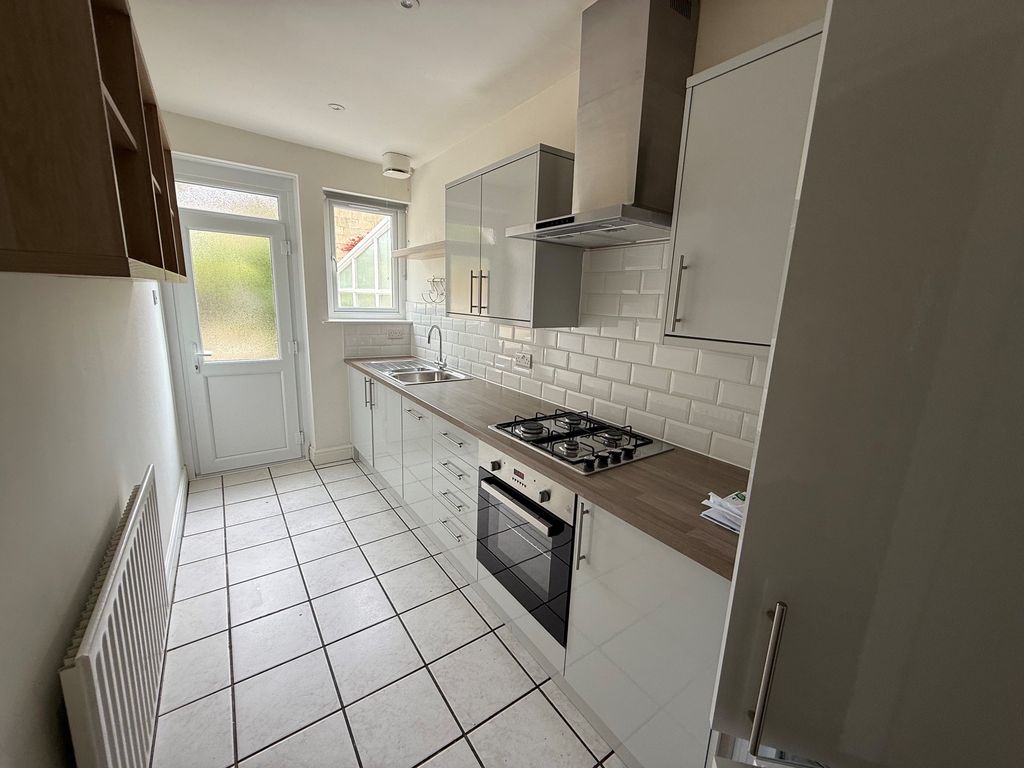 Property photo 3 of 7 19A_Station_Rd_Kit