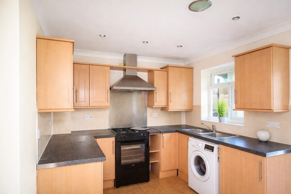Property photo 1 of 11 Four Bedroom Terraced House To Rent