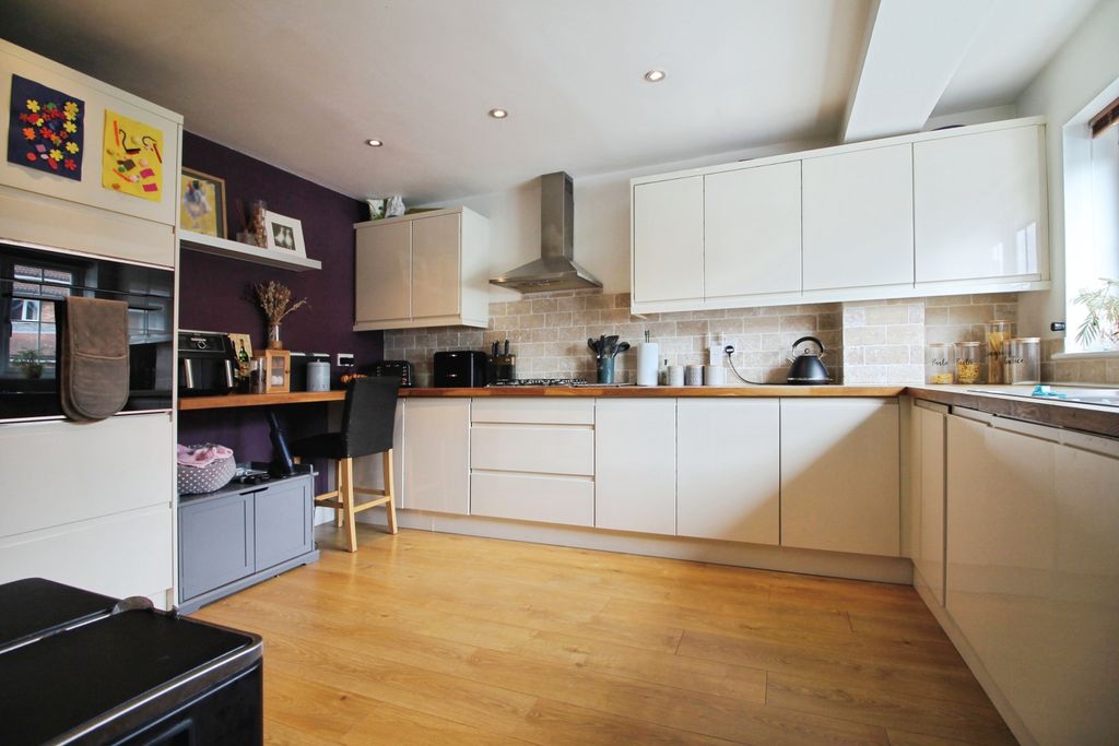 Property photo 3 of 23 Kitchen