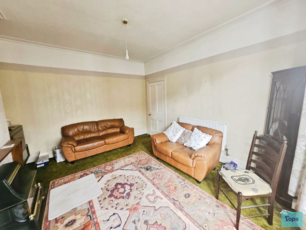Property photo 3 of 15 Lounge