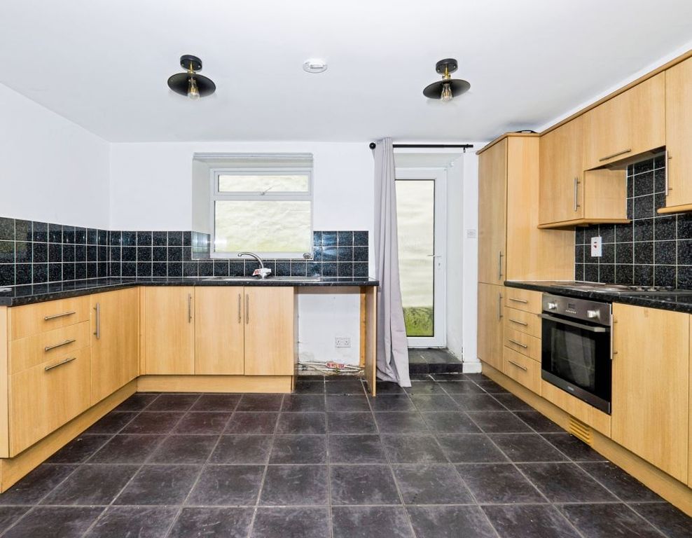 Property photo 3 of 6 Kitchen