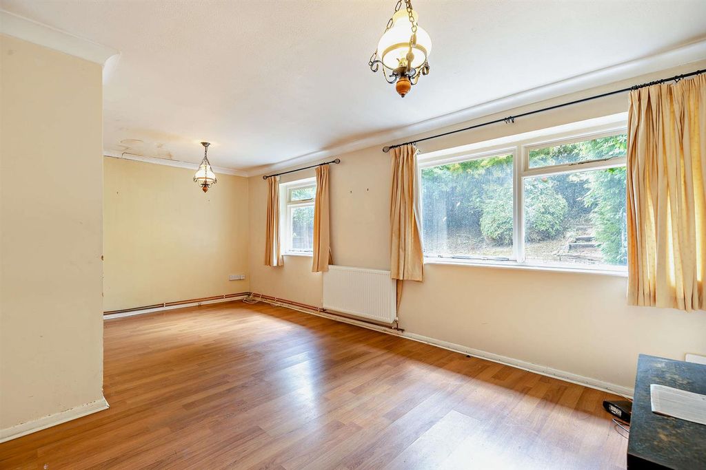 Property photo 2 of 9 8695968-Interior04-800.Jpg