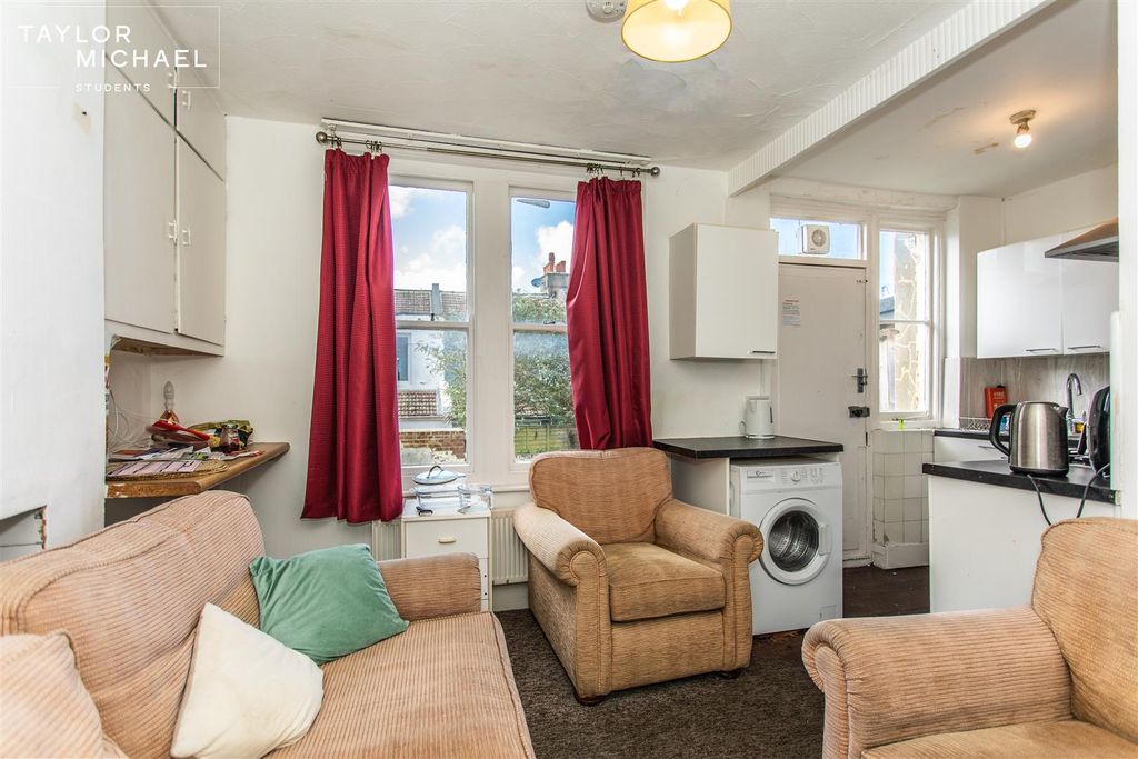 Property photo 3 of 19 Living Room / Kitchen