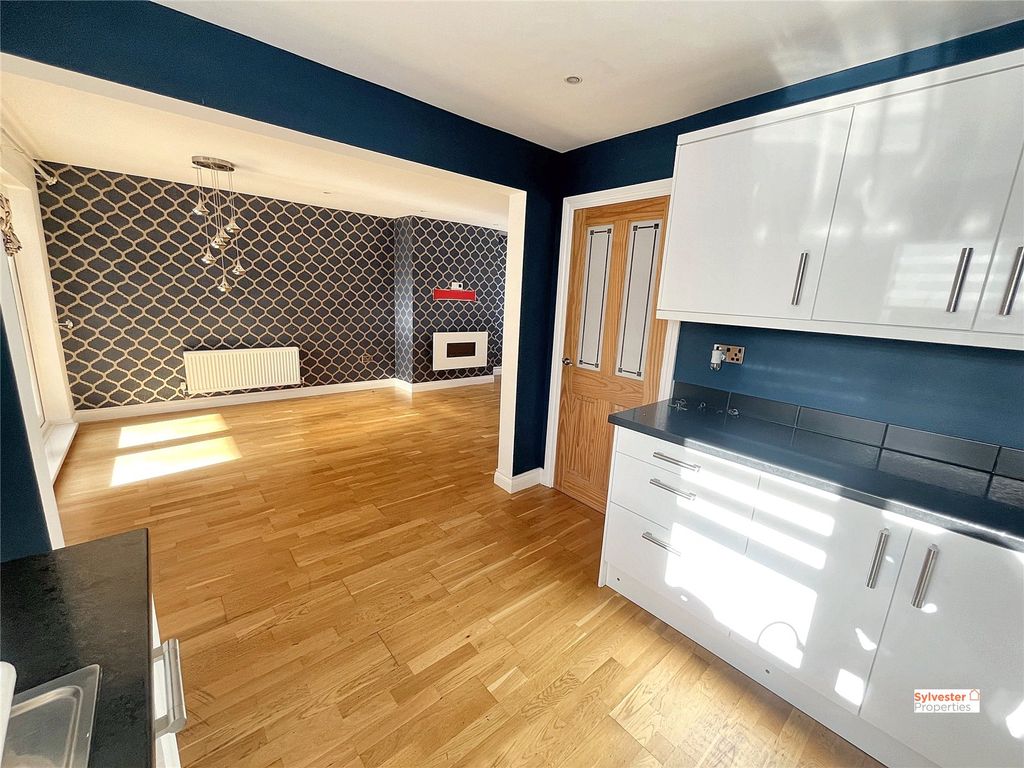 Property photo 3 of 32 Picture No. 18