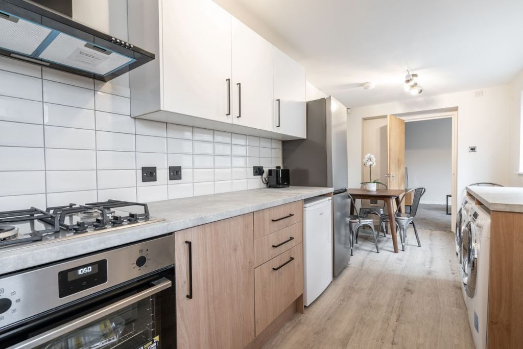 Property photo 3 of 12 75Ms - Kitchen