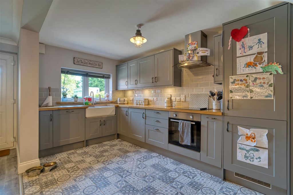 Property photo 2 of 11 Kitchen