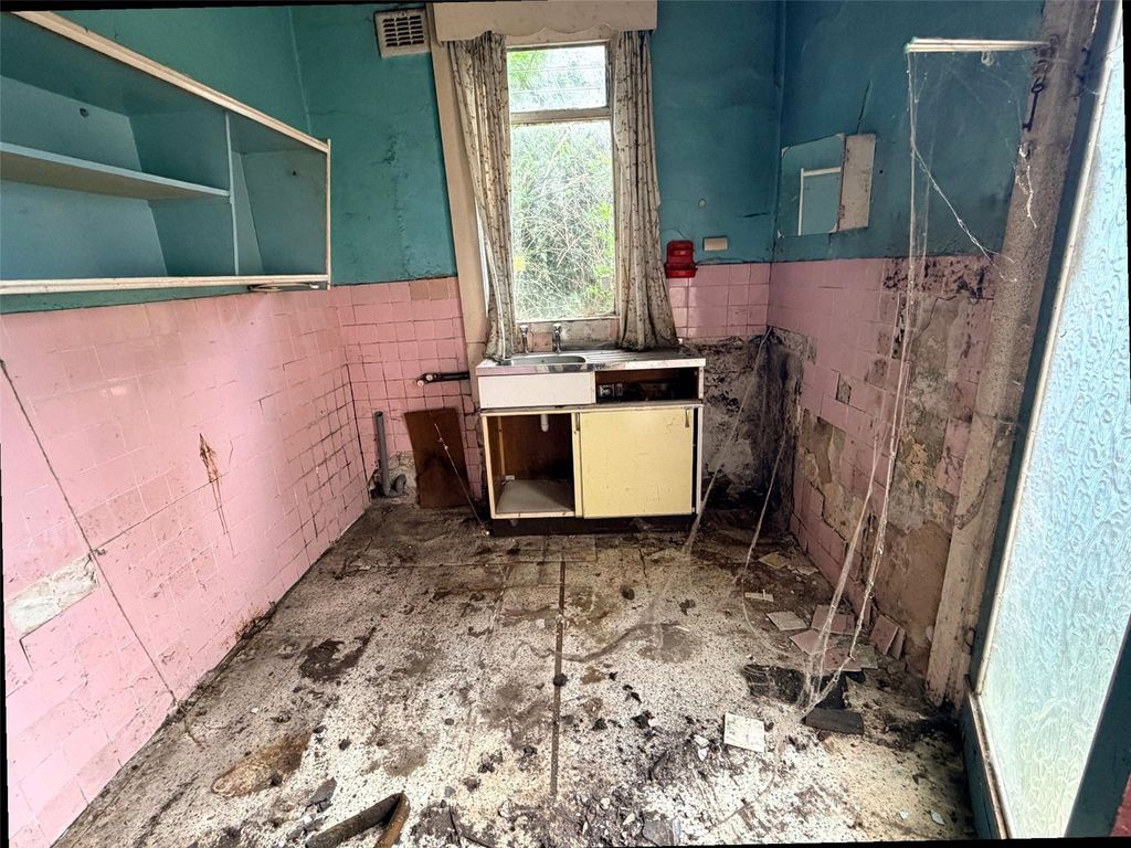 Property photo 3 of 8 Kitchen