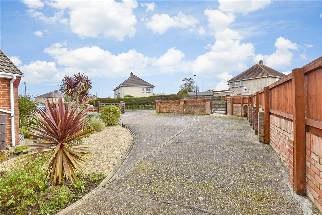 Property photo 3 of 11 Driveway/Parking