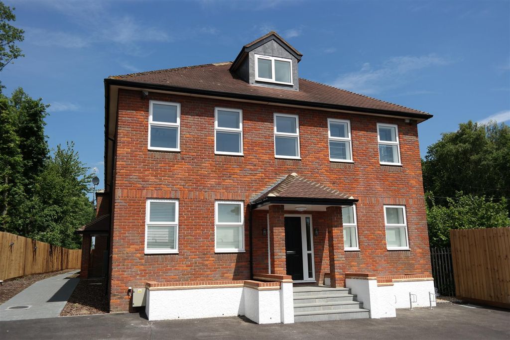 Property photo 1 of 6 Porters Wood - New 2015 (6).Jpg