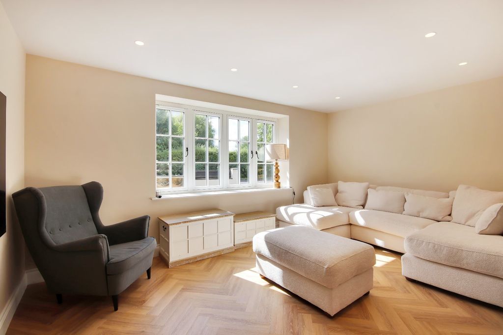 Property photo 3 of 18 Sitting Room