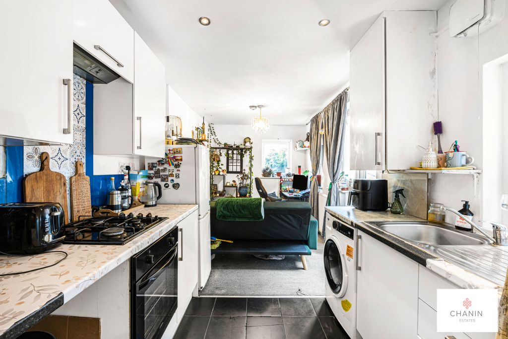 Property photo 3 of 11 Kitchen