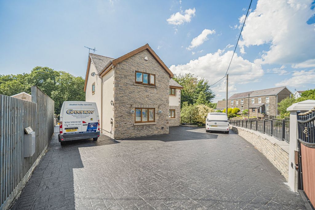 Property photo 1 of 52