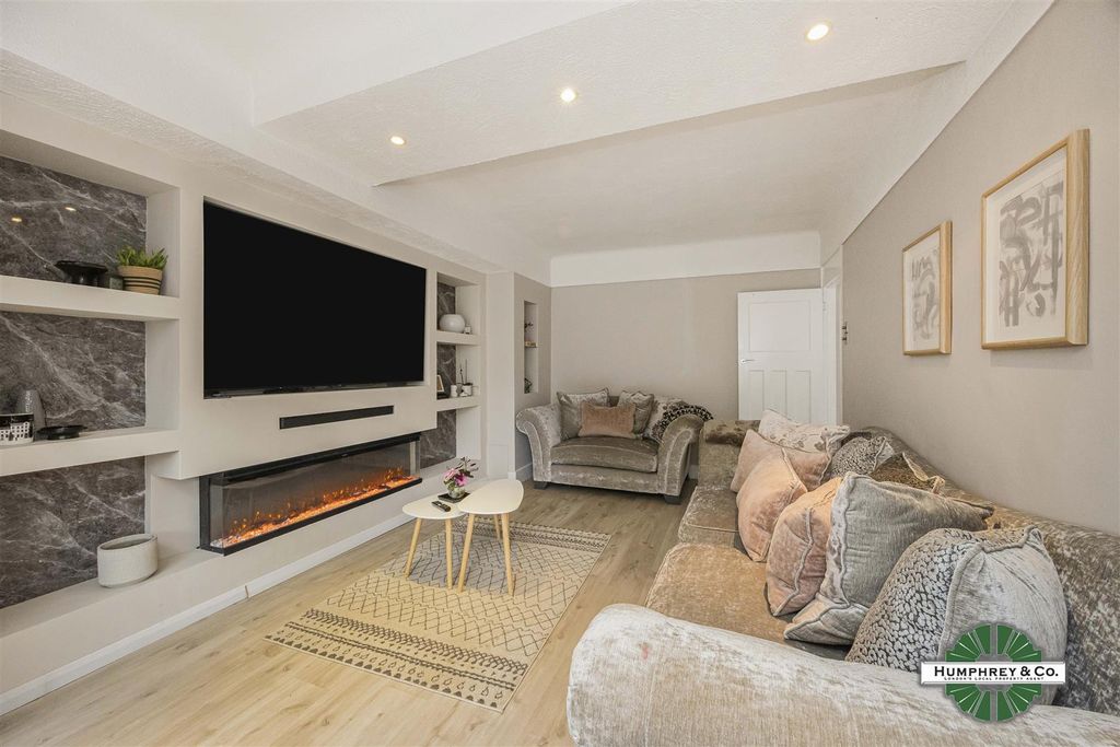 Property photo 3 of 25 564 Upper Brentwood Road -016.Jpg