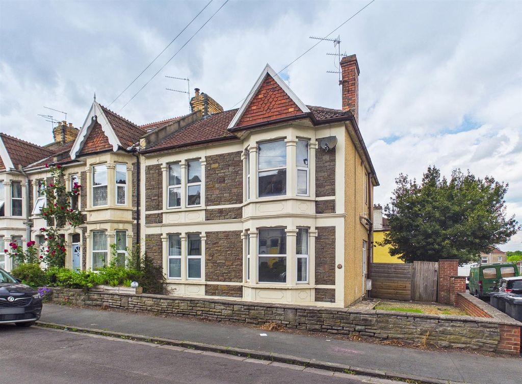 Property photo 1 of 15 1 - 4-Bedrooms Semi Detached House Fishponds.Jpg