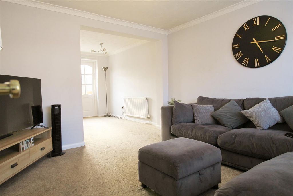 Property photo 3 of 13 Lounge.Jpg