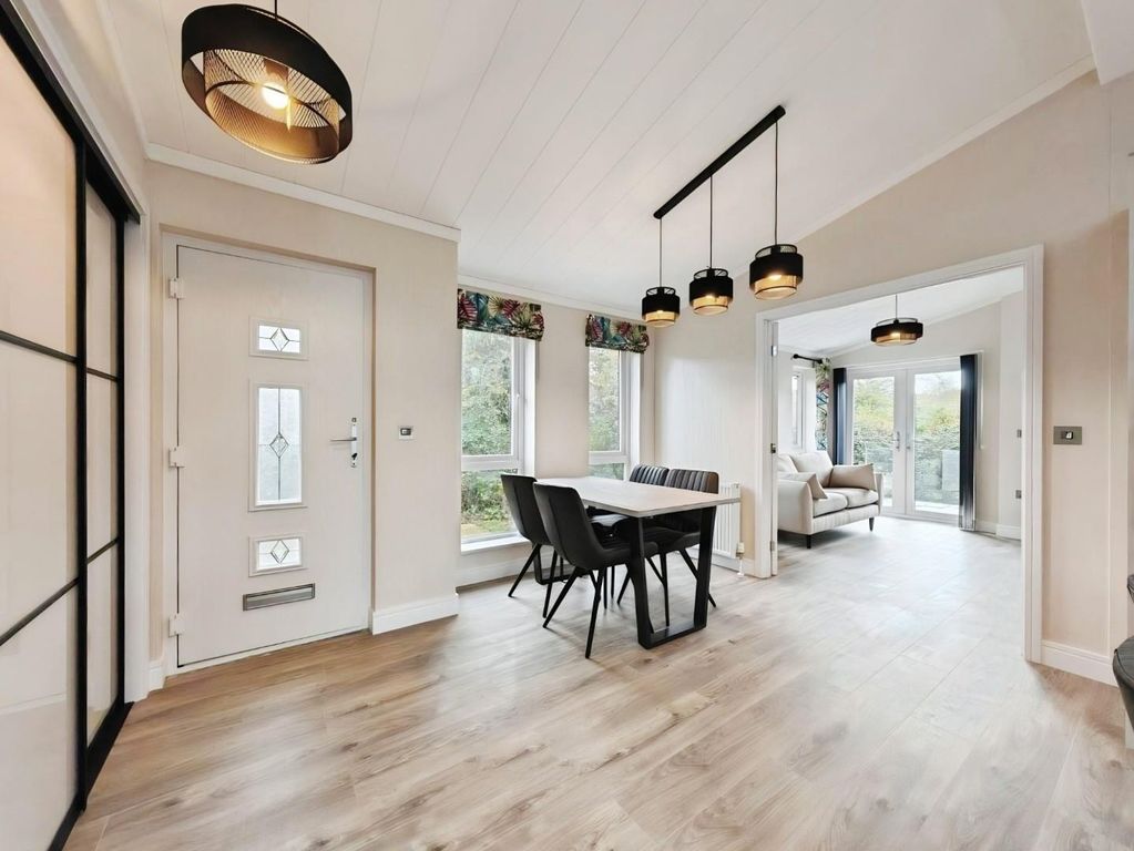 Property photo 3 of 16 2F93F0Eb-1Fa8E441-658F-4F67-8513-89Fc17A91134.Jpg