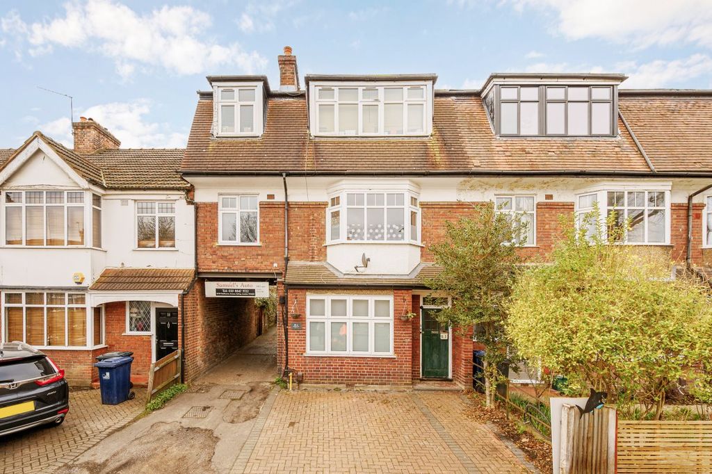 Radbourne Avenue, Ealing W5 photo 4