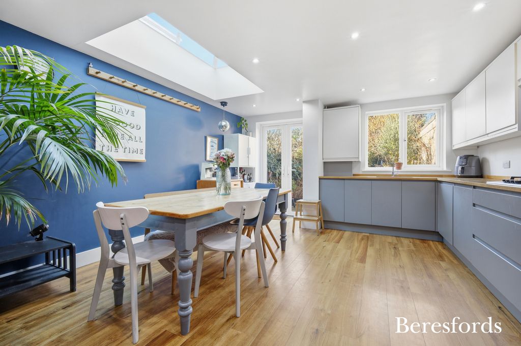 Property photo 2 of 25 Picture No. 15