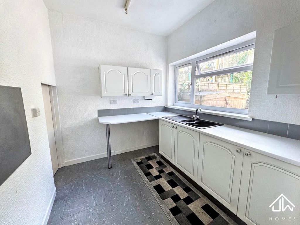 Property photo 3 of 10 Kitchen