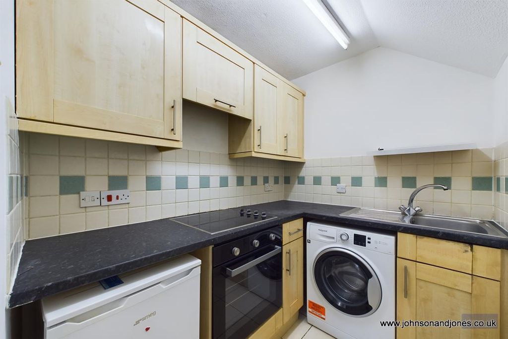 Property photo 2 of 6 5 Kitchen.Jpg