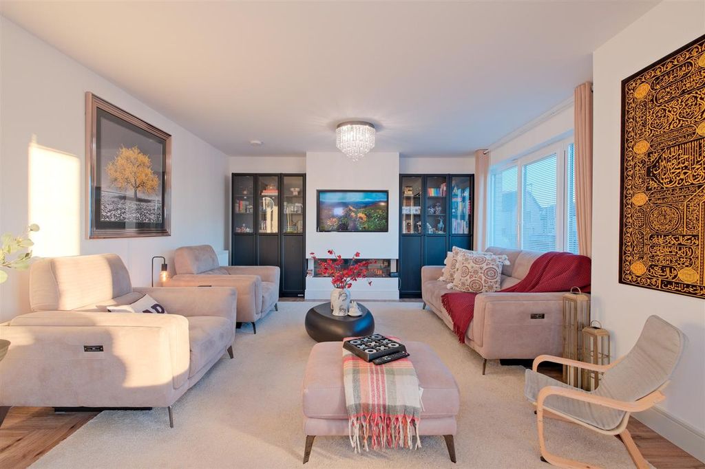 Property photo 2 of 28 Lounge