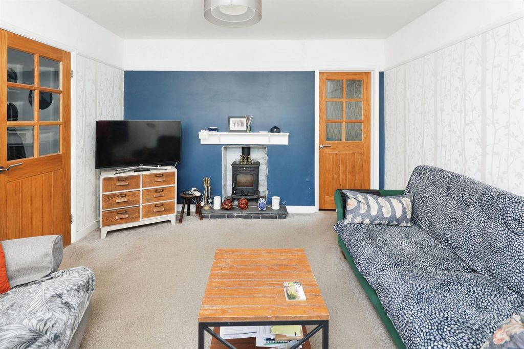 Property photo 2 of 17 Lounge