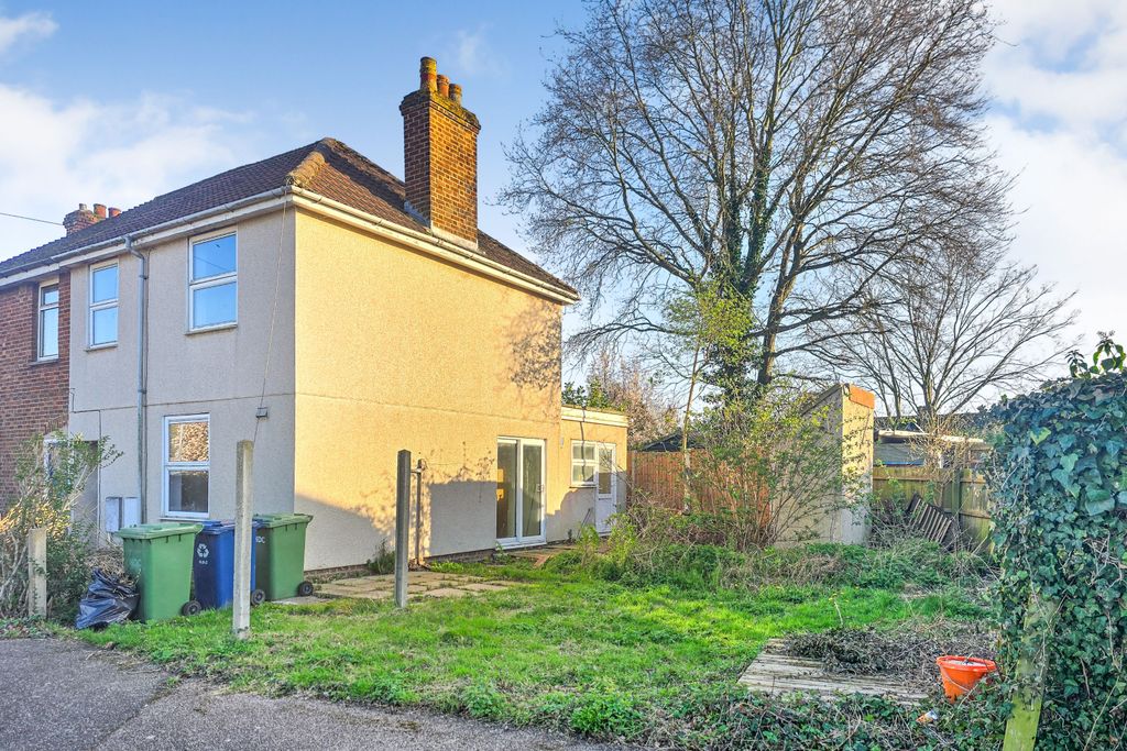 Property photo 2 of 14 52 The Crescent, St. Neots, Cambridgeshire, Pe19 1EE