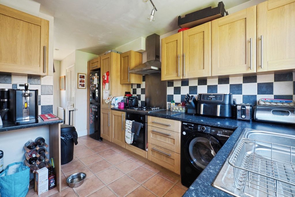 Property photo 2 of 16 Fitted Kitchen