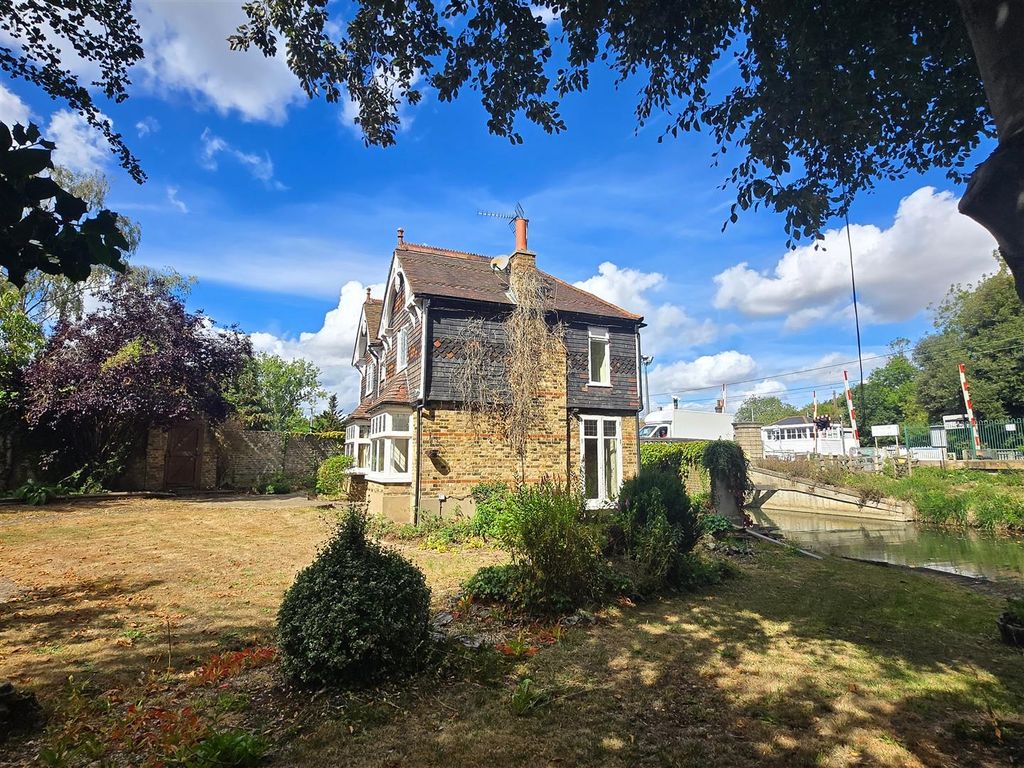 Property photo 3 of 34