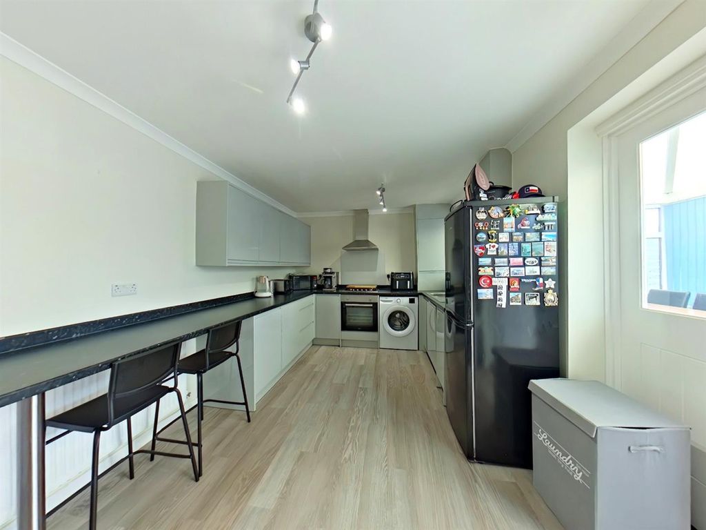 Property photo 3 of 14 Kitchen
