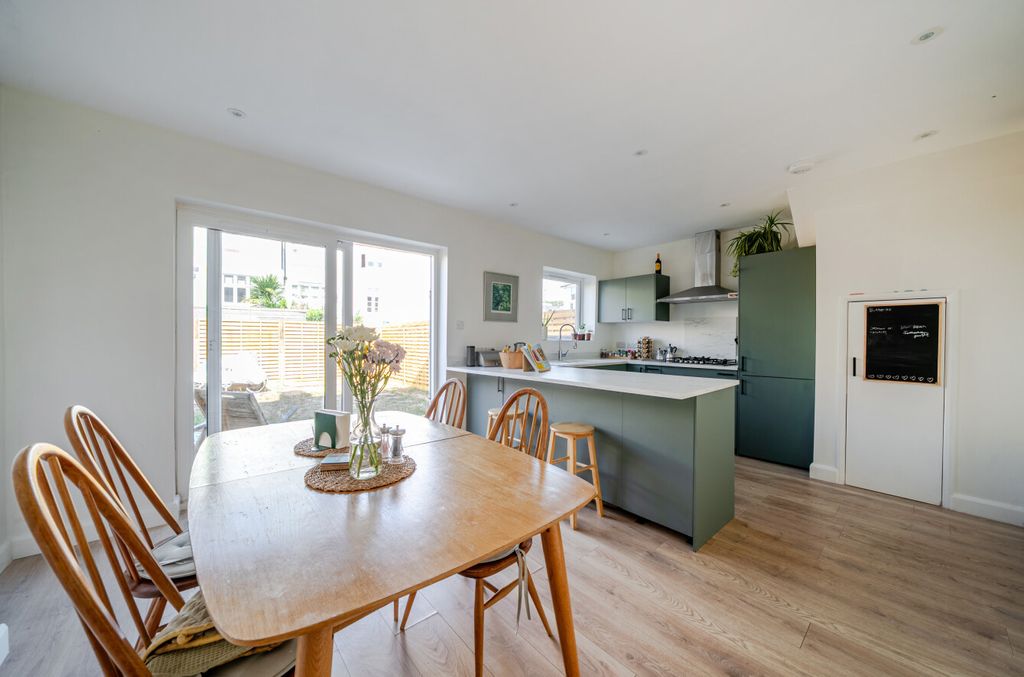Property photo 2 of 12 1507986-8-19Fff93...