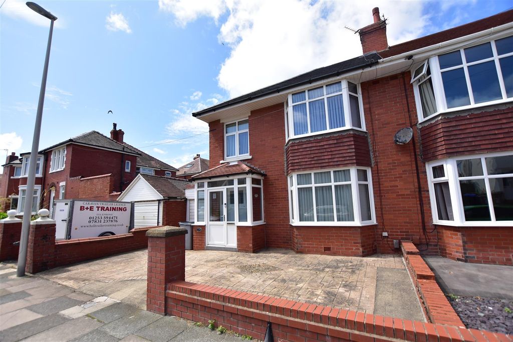 Property photo 1 of 10 External