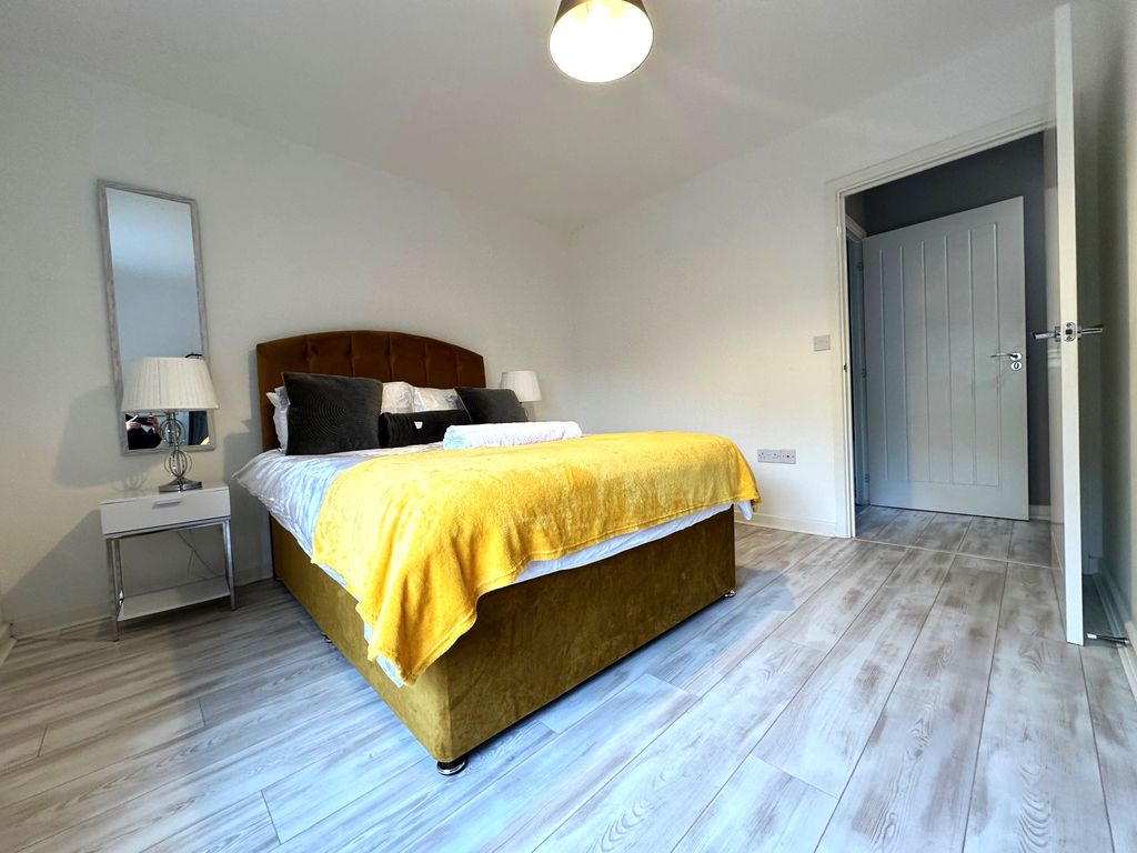 Property photo 3 of 8 Master Bedroom