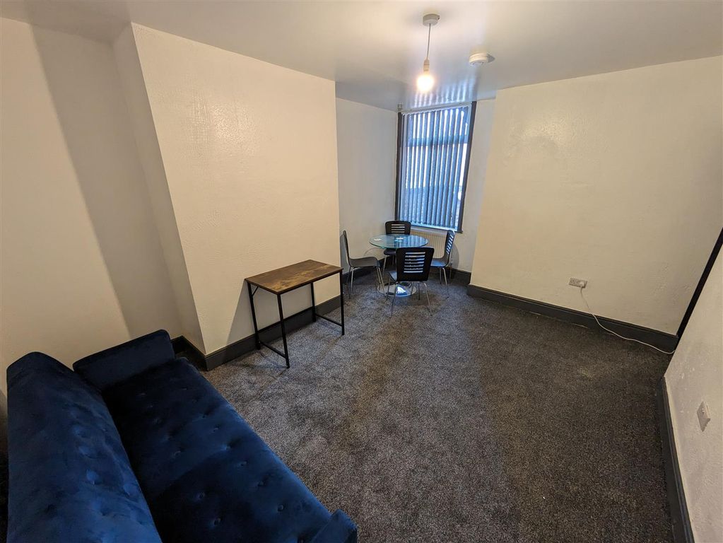 Property photo 3 of 18 Lounge