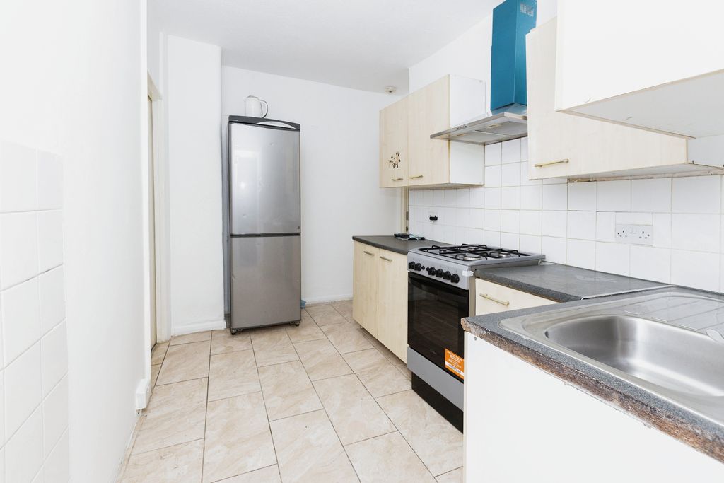 Property photo 3 of 10 Kitchen