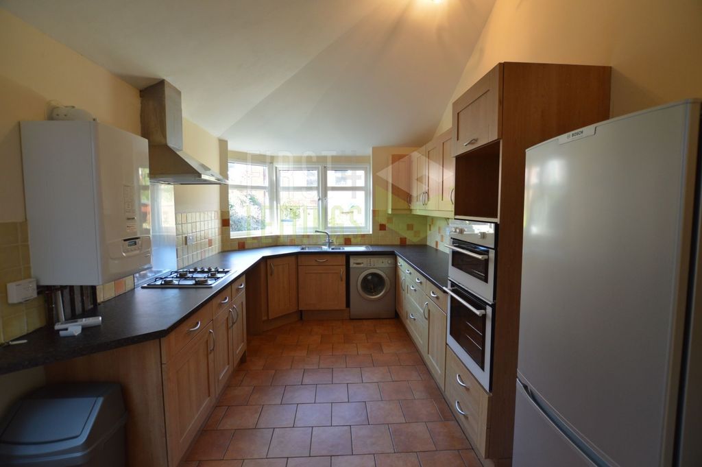 Property photo 2 of 10 Kitchen