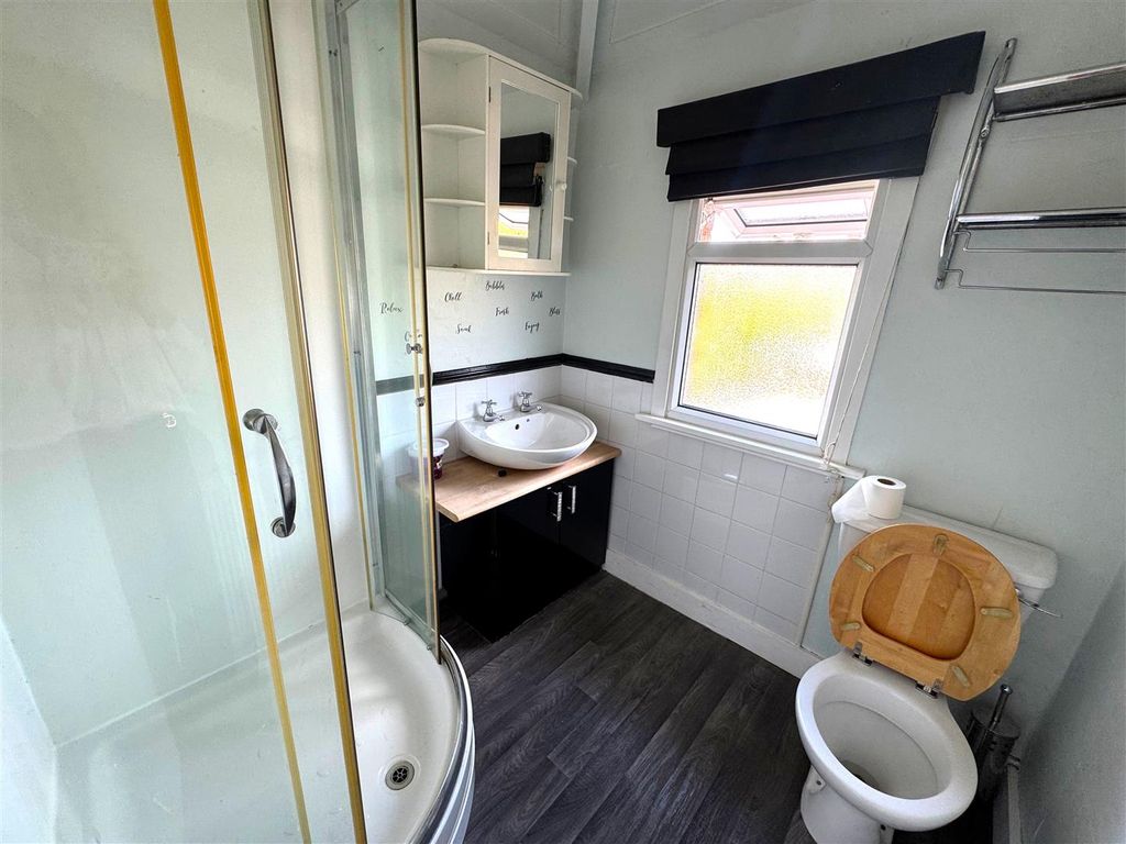 Property photo 1 of 17 Bathroom.Jpg