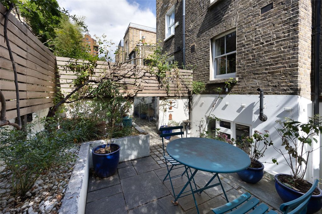 Property photo 3 of 17 Garden