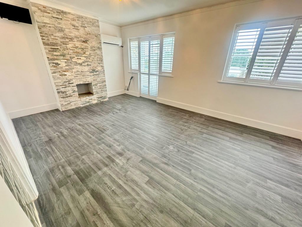Property photo 1 of 5 2-Bedroom Flat Near Upminster