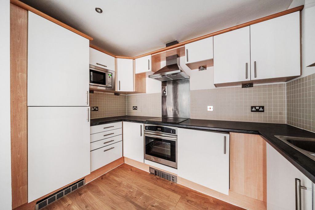 Property photo 3 of 10 Kitchen