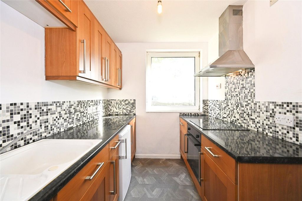 Property photo 3 of 11 Kitchen