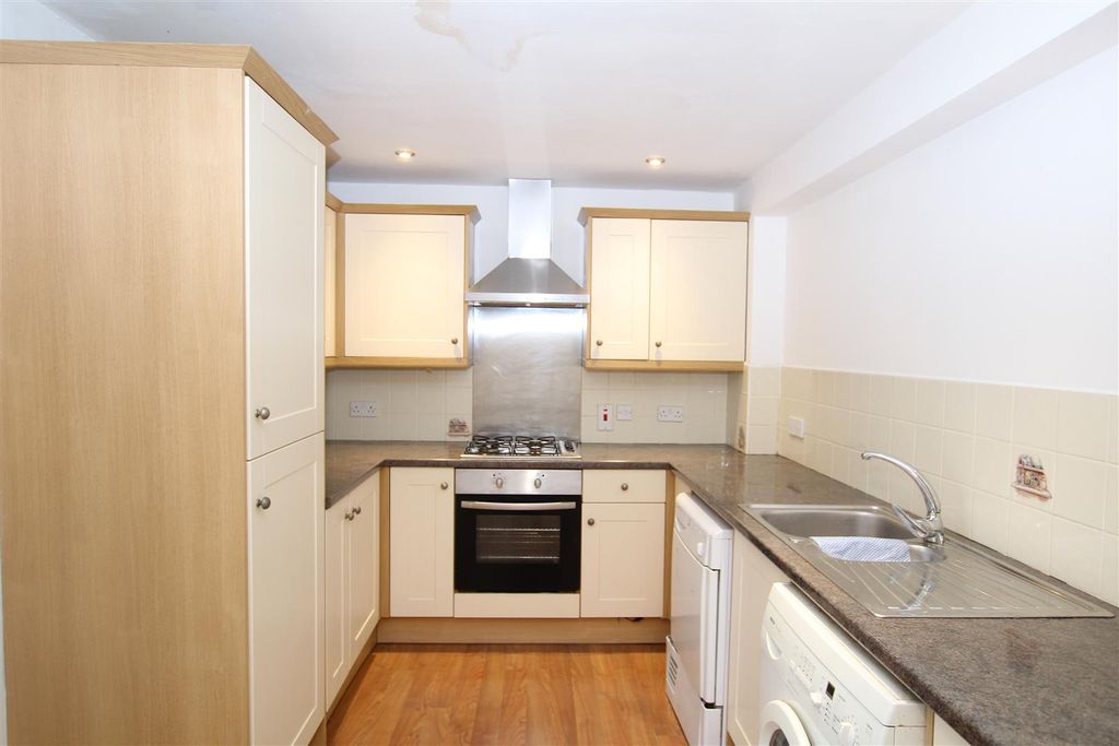 Property photo 3 of 10 Kitchen