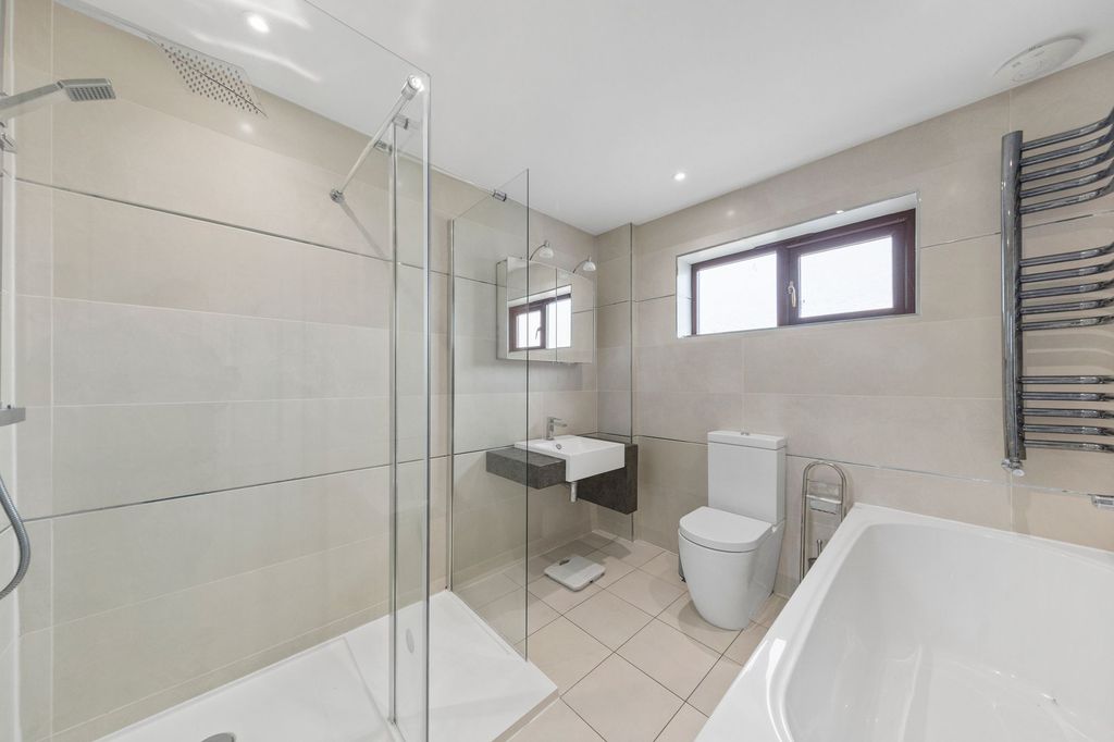 Property photo 3 of 31