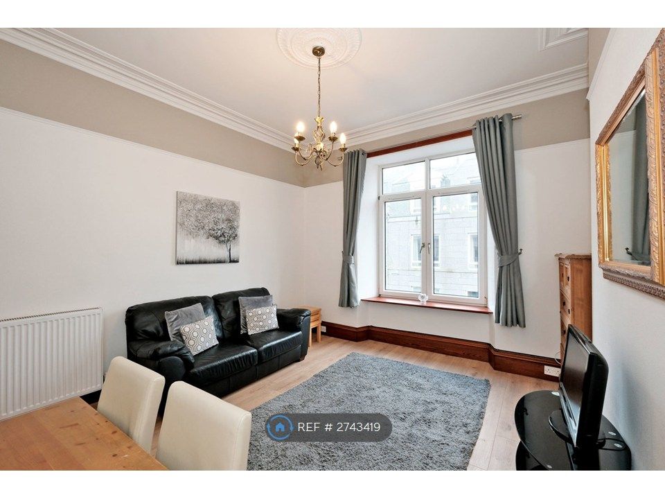 Property photo 1 of 9 Lounge &amp; Dining 01