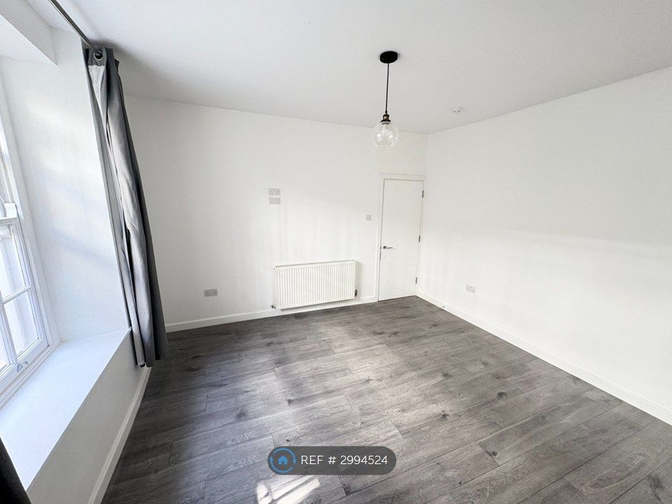 Property photo 3 of 14 Living Room / Bedroom