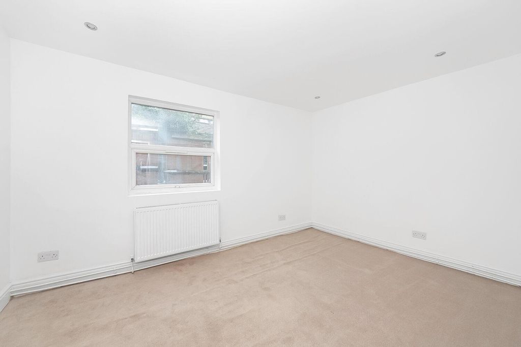 Property photo 3 of 11 Flat 2, 48 Norwood High Street, Norwood, London Se27 9Nr