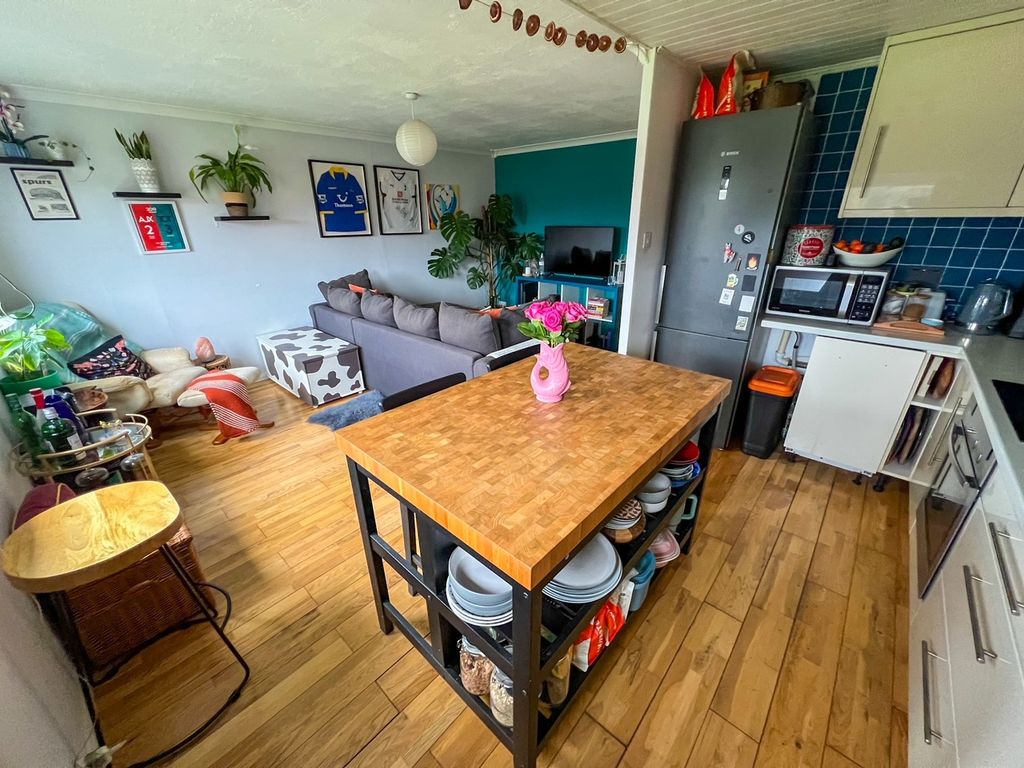 Property photo 2 of 25