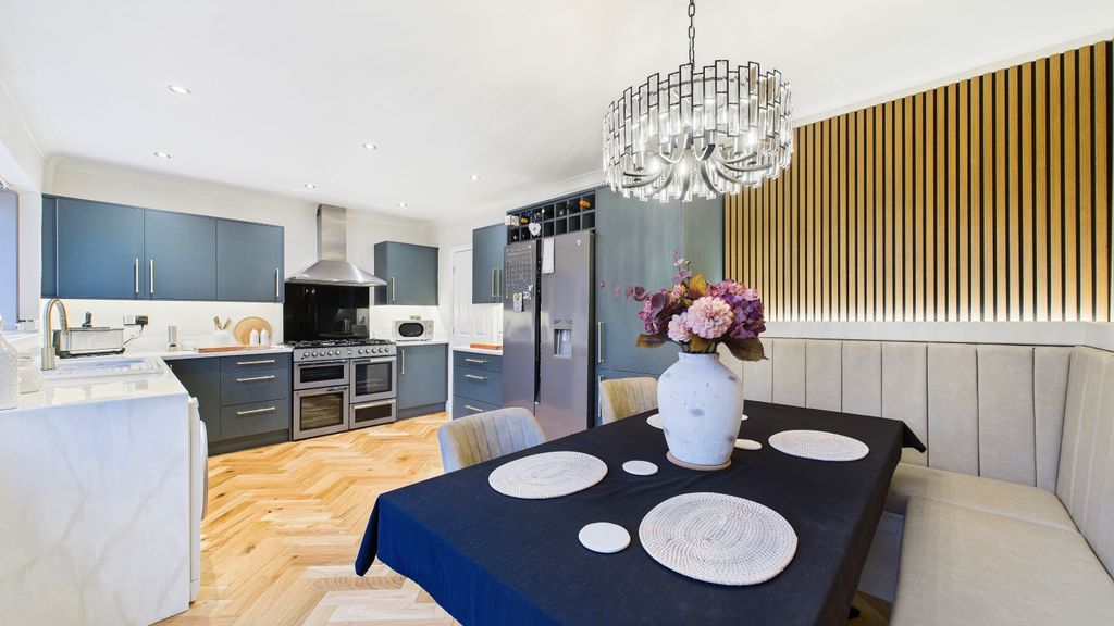 Property photo 2 of 13 Cam03669G0-Pr0049-Still004