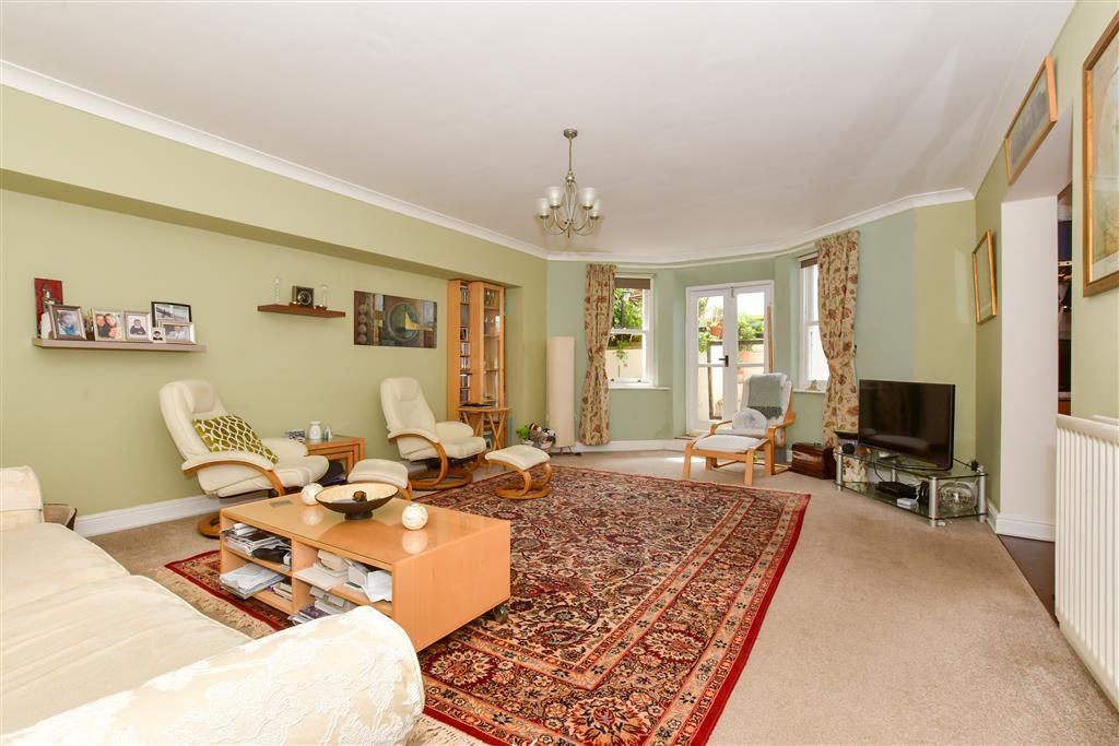 Property photo 1 of 10 Lounge