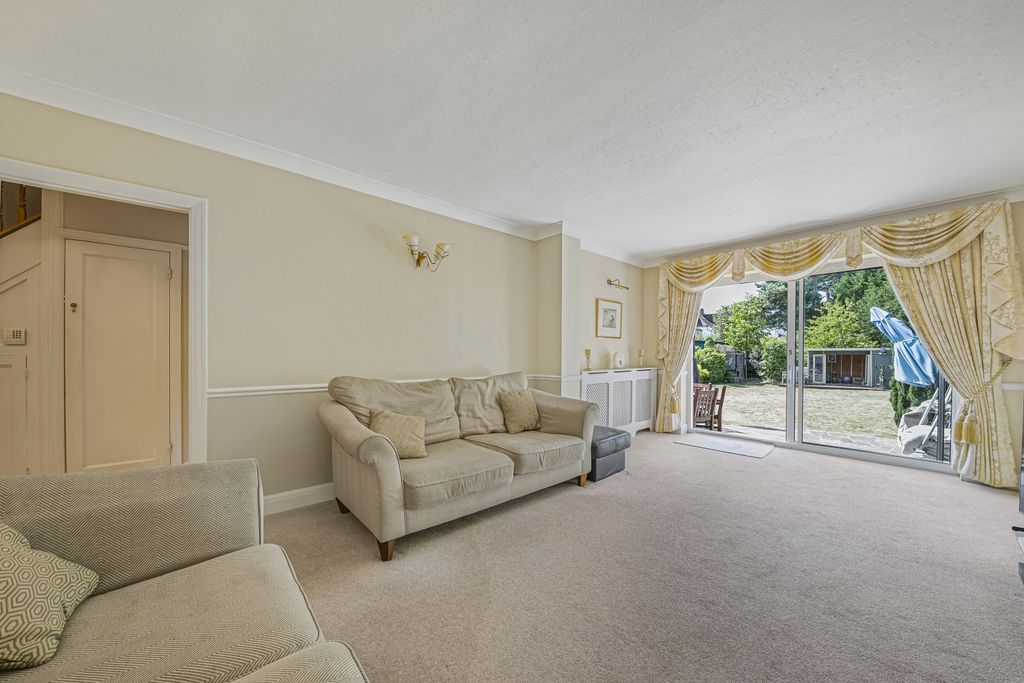 Property photo 3 of 17 Lounge 2